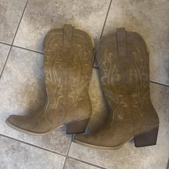 🆕Women Tan Synthetic Embroidered Pointy Toe Comfortable Chunky Heel Boot - Picture 4 of 11